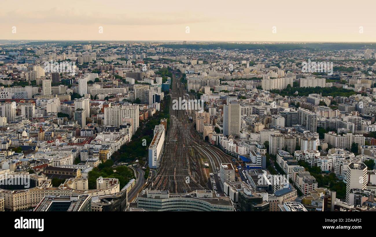 Luftaufnahme des östlichen Teils des historischen Stadtzentrums von Paris, Frankreich mit Bahngleisen, die zum Bahnhof Gare Montparnasse führen. Stockfoto