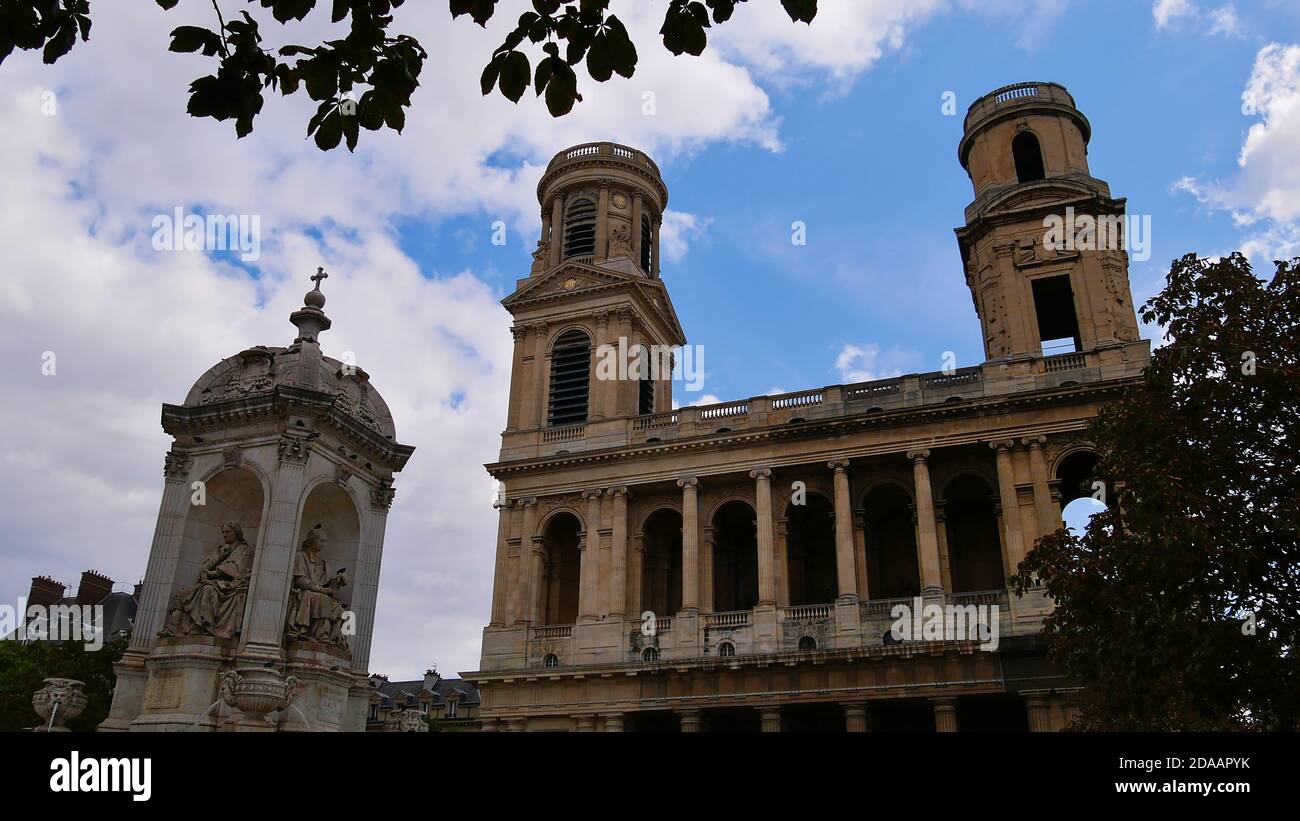 Vorderansicht der Spitze der Kirche Saint-Sulpice, einer römisch-katholischen Kirche im historischen Zentrum von Paris, Frankreich und zweitgrößte Kirche der Stadt. Stockfoto