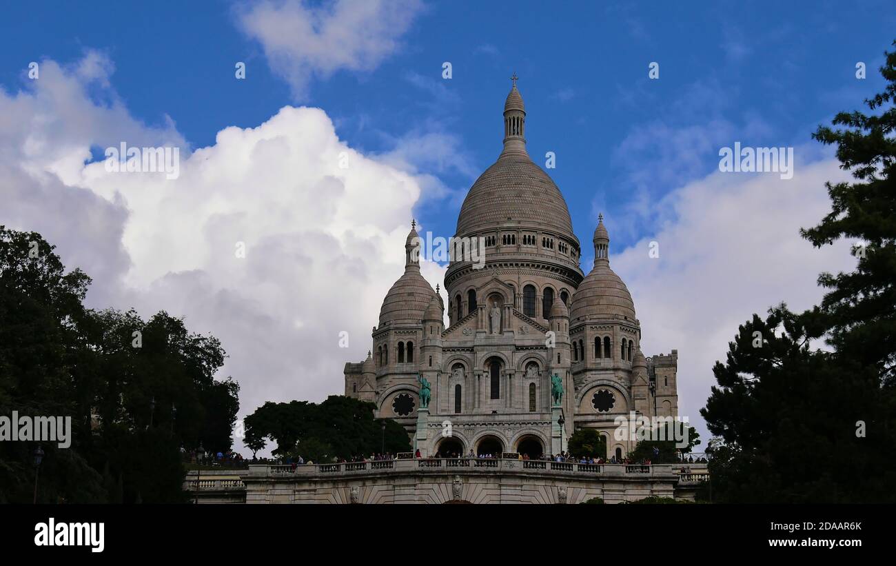 Blick auf die majestätische Basilika des Heiligen Herzens (Sacre-Coeur Basilika) von Paris, Frankreich auf Montmartre Hügel mit weißer Fassade. Stockfoto Blick auf die majestätische Basilika des Heiligen Herzens (Sacre-Coeur Basilika) von Paris, Frankreich auf Montmartre Hügel mit weißer Fassade. Stockfoto