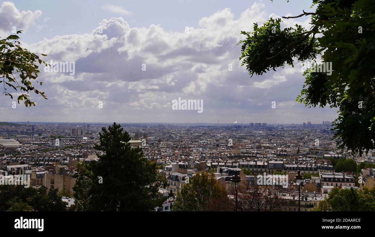 Schöner Panoramablick über das historische Zentrum von Paris, Frankreich von einem Aussichtspunkt mit Bäumen auf dem Hügel Montmartre im Norden der Stadt. Stockfoto