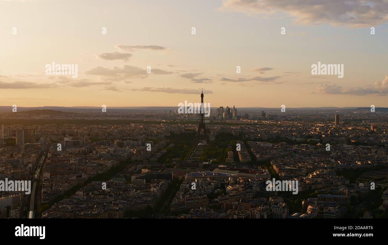 Majestätische Luftpanorama des historischen Zentrums von Paris, Frankreich mit beliebten Tour Eiffel, Gartenbereich Champ de Mars und Wolkenkratzer von La Defense. Stockfoto