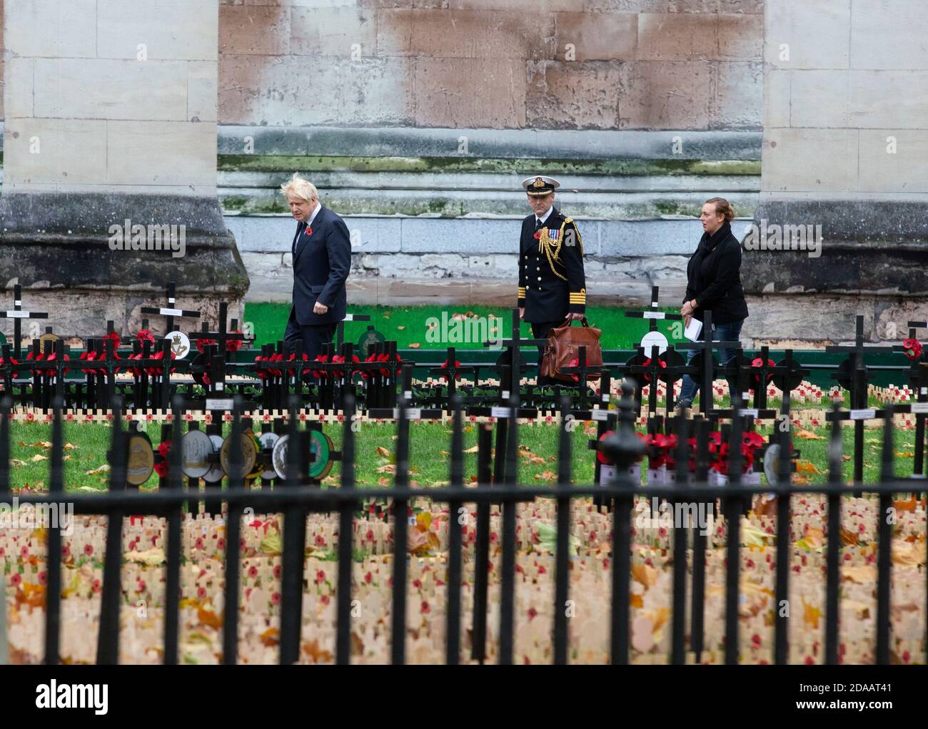 London, Großbritannien 11. Nov 2020 Premierminister Boris Johnson geht durch das Feld der Erinnerung, nachdem er am Gedenktag in Westminster Abbey teilgenommen hat. Stockfoto