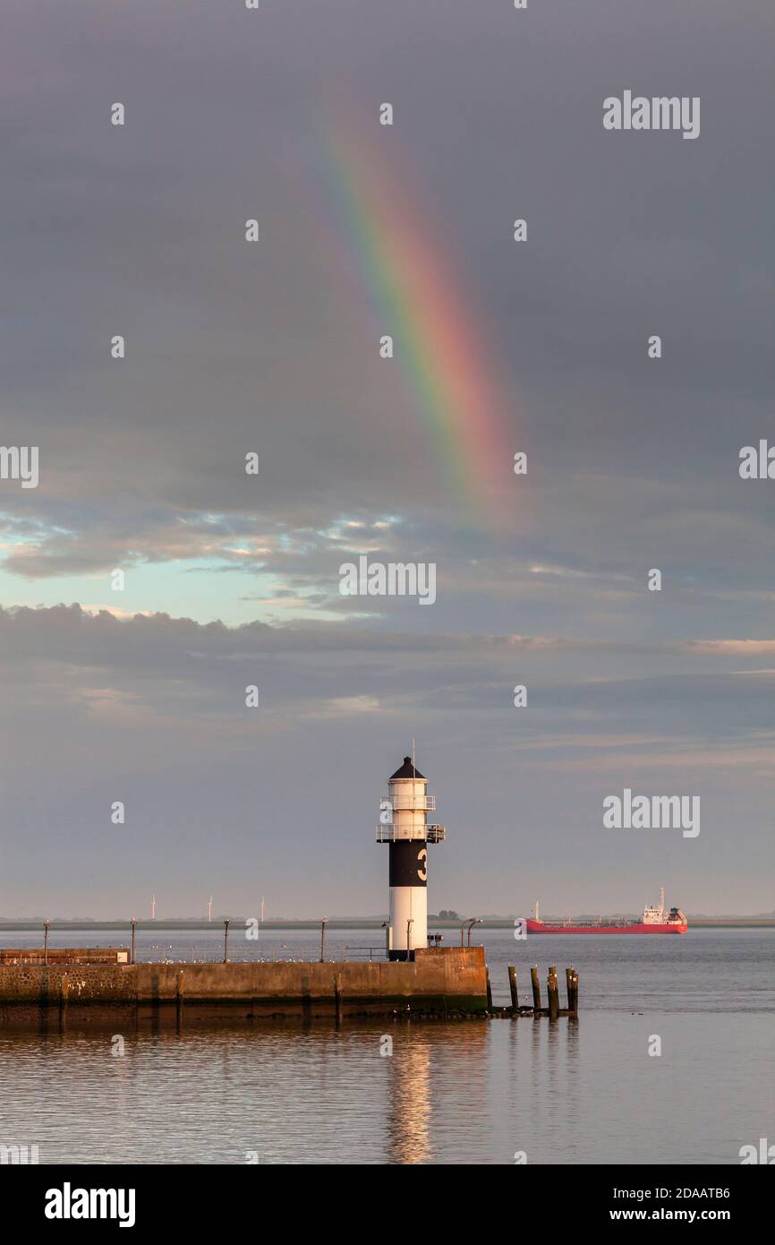 Geographie / Reisen, Deutschland, Schleswig-Holstein, Brunsbüttel, Regenbogen über Flare Pier Beacon 3, Bru, Additional-Rights-Clearance-Info-not-available Stockfoto