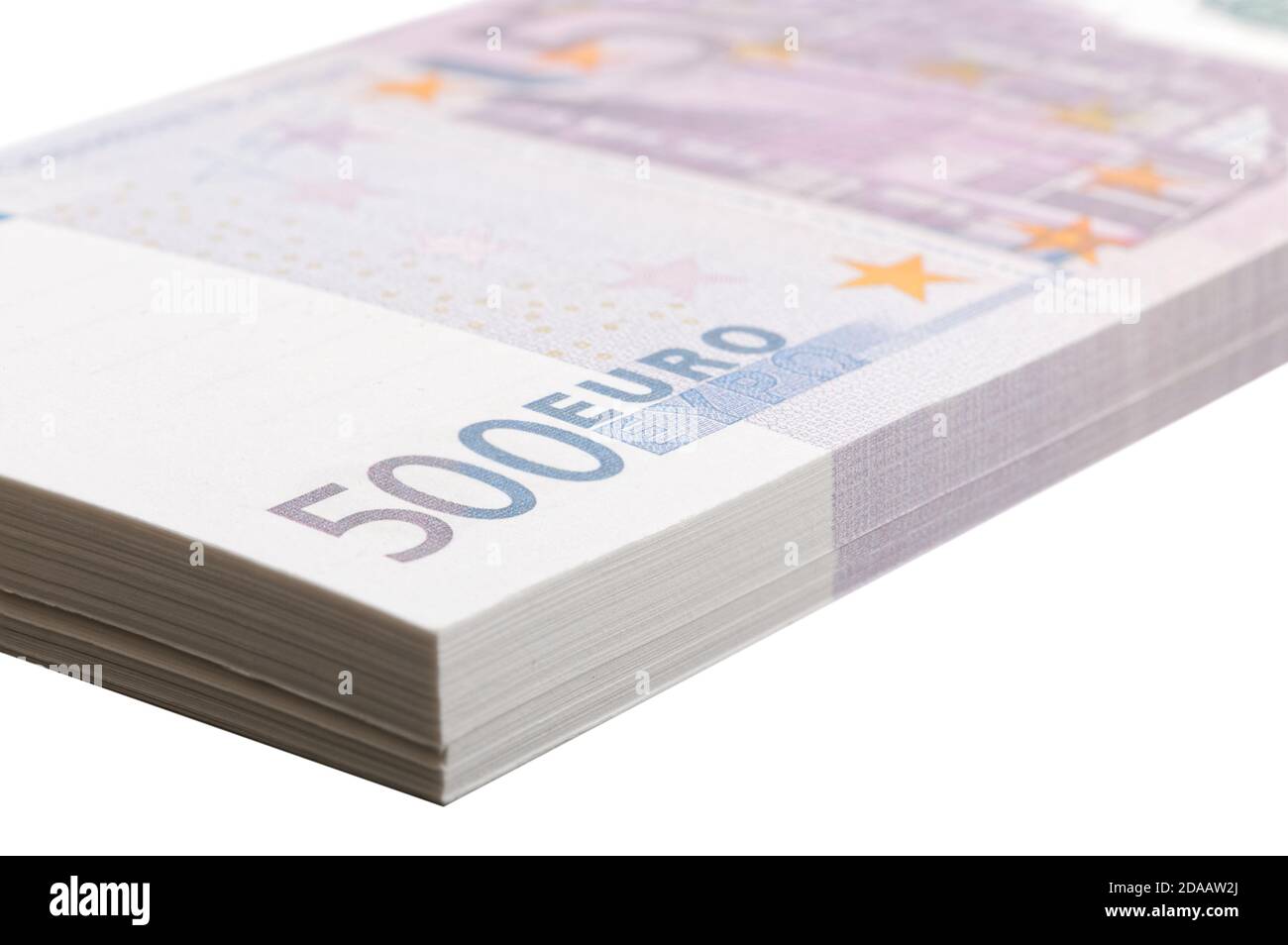 Nahaufnahme Bündel von neuen Stückelungen von 500 Euro isoliert auf weißem Hintergrund. Geringer Fokus. Stockfoto