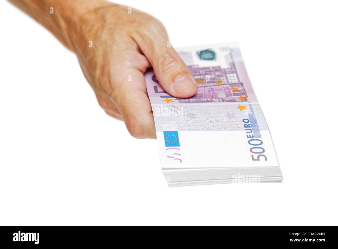 Ein Mann gibt ein Bündel von Euro-Banknoten isoliert auf weiß. Finanzkonzepte. Geld in der Hand. Stockfoto