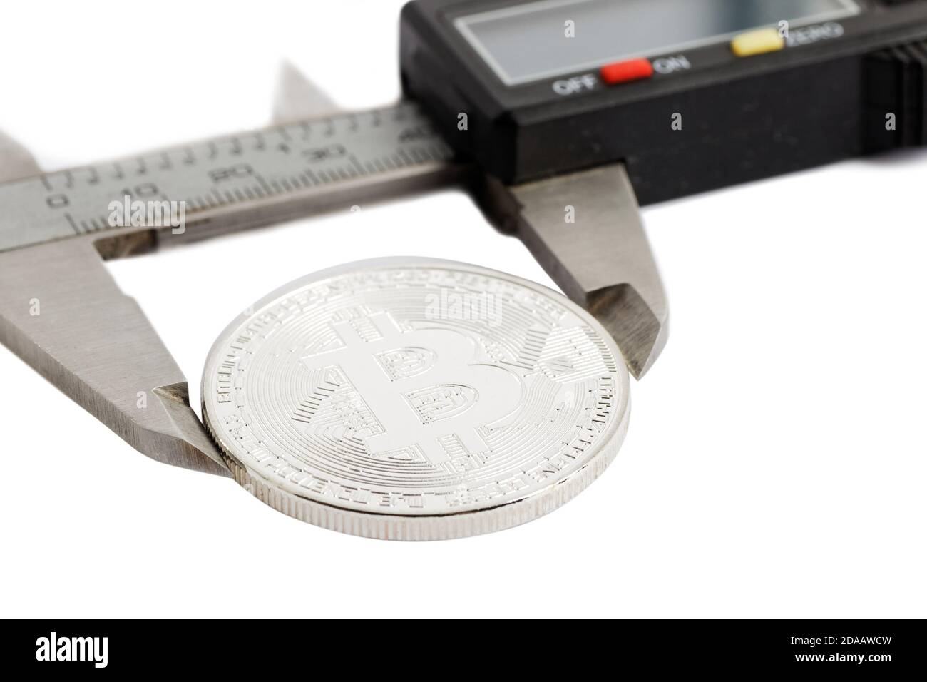 Nahaufnahme Münze Bitcoin mit einem Caliper gemessen. Konzept der internationalen virtuellen Kryptowährung, Finanzen und Management. Isoliert auf Weiß. Flacher FOC Stockfoto