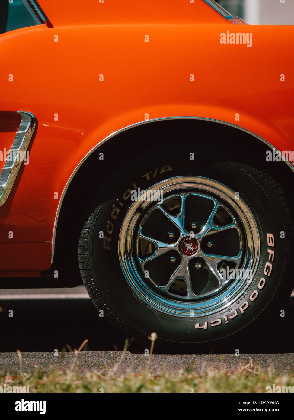 Der Reifen und das Rad eines roten Sportwagens in Australien Stockfoto