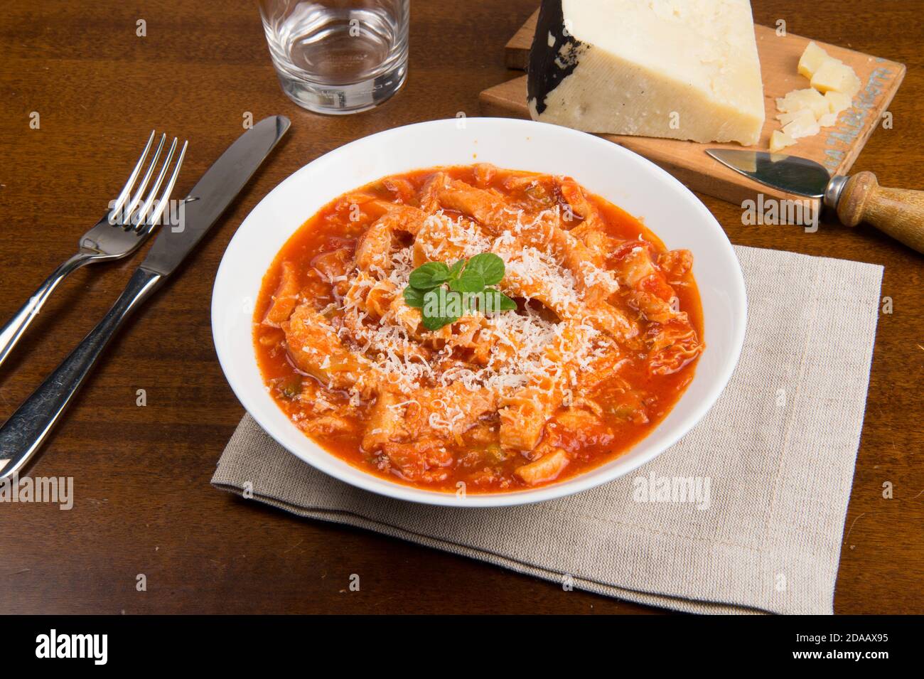 Kutteln mit Tomatensauce genannt Kutteln alla romana oder Trippa alla ...