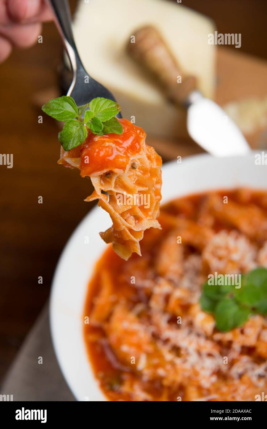 Kutteln mit Tomatensauce genannt Kutteln alla romana oder Trippa alla ...