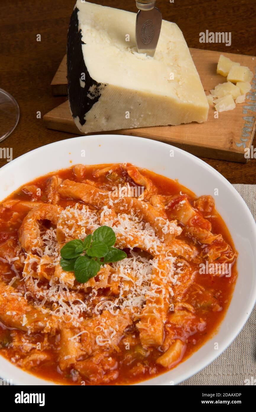 Kutteln mit Tomatensauce genannt Kutteln alla romana oder Trippa alla ...