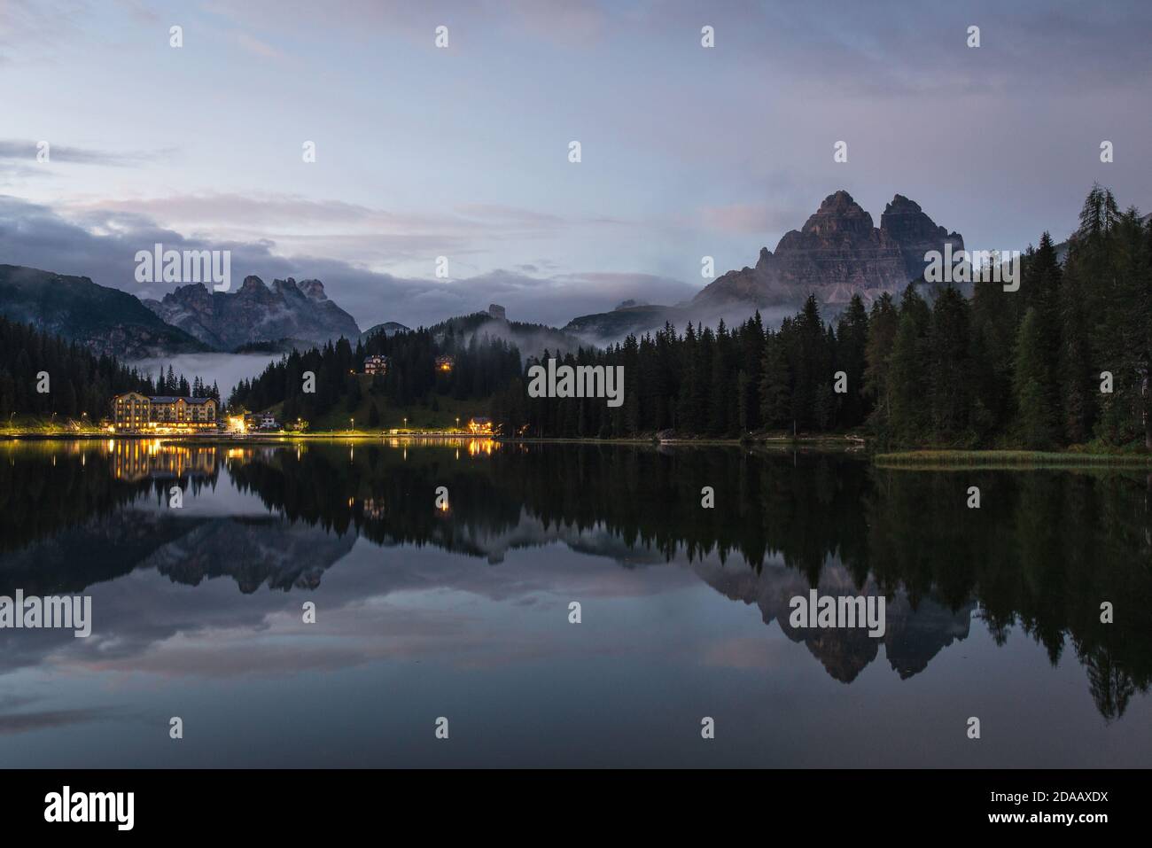 Blick auf Misurina See und drei Gipfel des Lavaredo bei Sonnenuntergang, Auronzo di Cadore Stockfoto