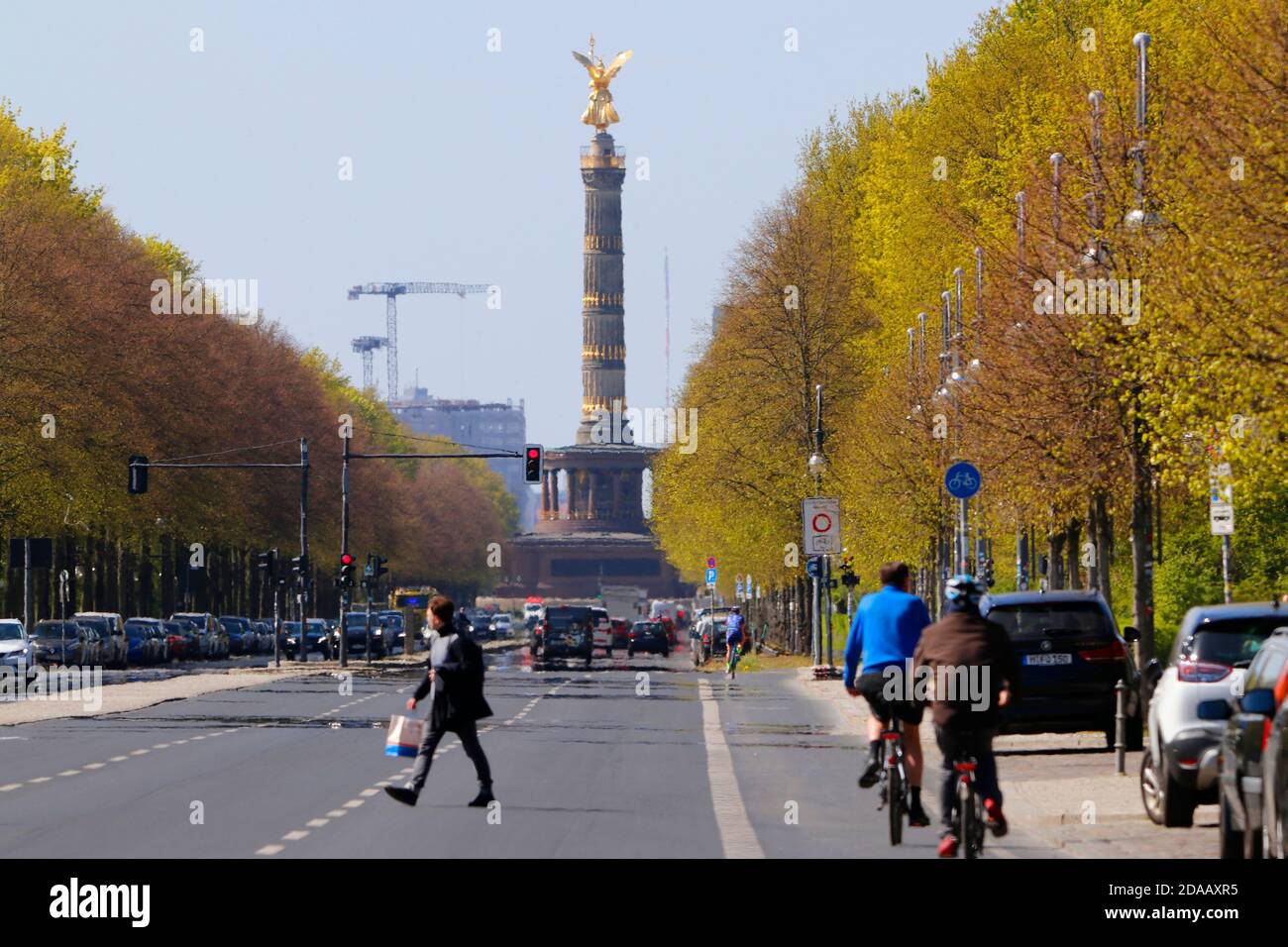 Die fast menschenleere Straße des 17. Juni, in Zeiten der Coronavirus-Epidemiie, 2. April 2020, Berlin/ die fast leere Straße des 17. Juni Stockfoto