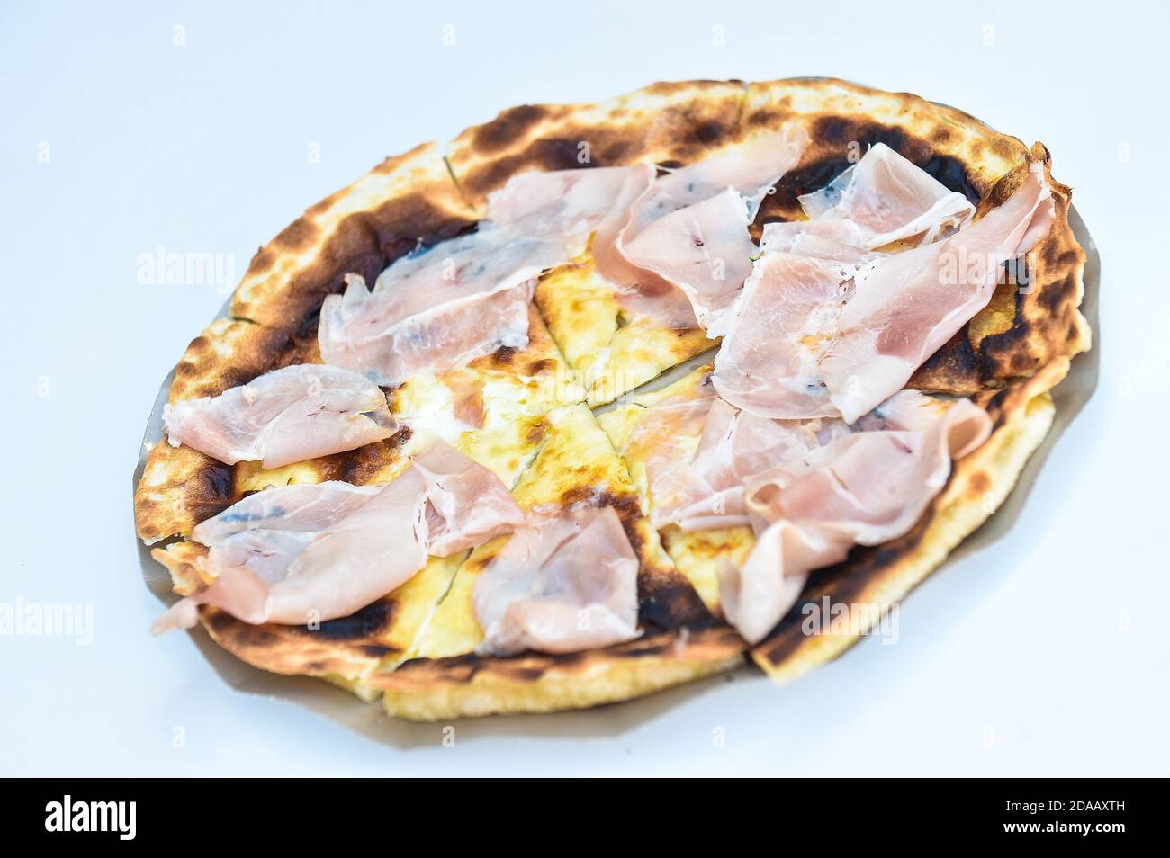 italiana weiße Focaccia Pizza mit gekochtem Schinken isoliert auf weiß Hintergrund Stockfoto