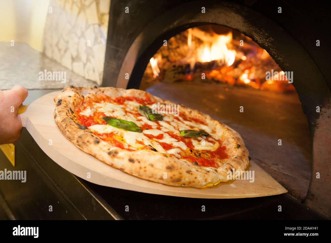 Pizza mit dem gesims -Fotos und -Bildmaterial in hoher Auflösung – Alamy
