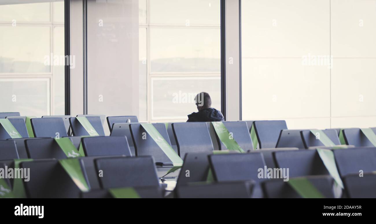 Frankfurt, Hessen/Deutschland - 2. November 2020: Der Flughafen Frankfurt am Main ist ein großer internationaler Flughafen und im Vergleich zum Vorjahr fast leer Stockfoto