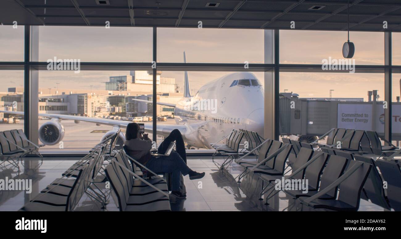 Frankfurt, Hessen/Deutschland - 2. November 2020: Der Flughafen Frankfurt am Main ist ein großer internationaler Flughafen und im Vergleich zum Vorjahr fast leer Stockfoto