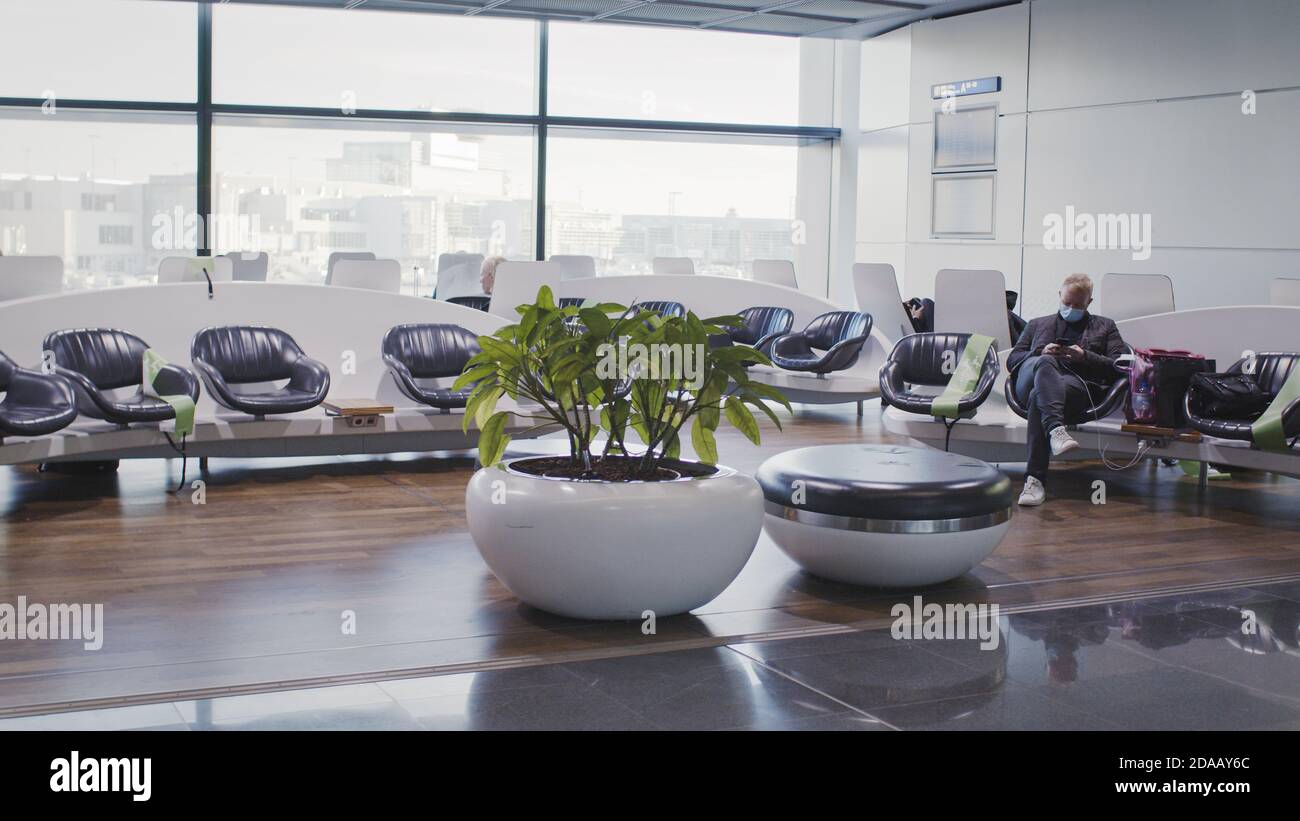 Frankfurt, Hessen/Deutschland - 2. November 2020: Der Flughafen Frankfurt am Main ist ein großer internationaler Flughafen und im Vergleich zum Vorjahr fast leer Stockfoto