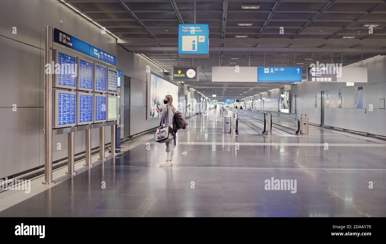 Frankfurt, Hessen/Deutschland - 2. November 2020: Der Flughafen Frankfurt am Main ist ein großer internationaler Flughafen und im Vergleich zum Vorjahr fast leer Stockfoto