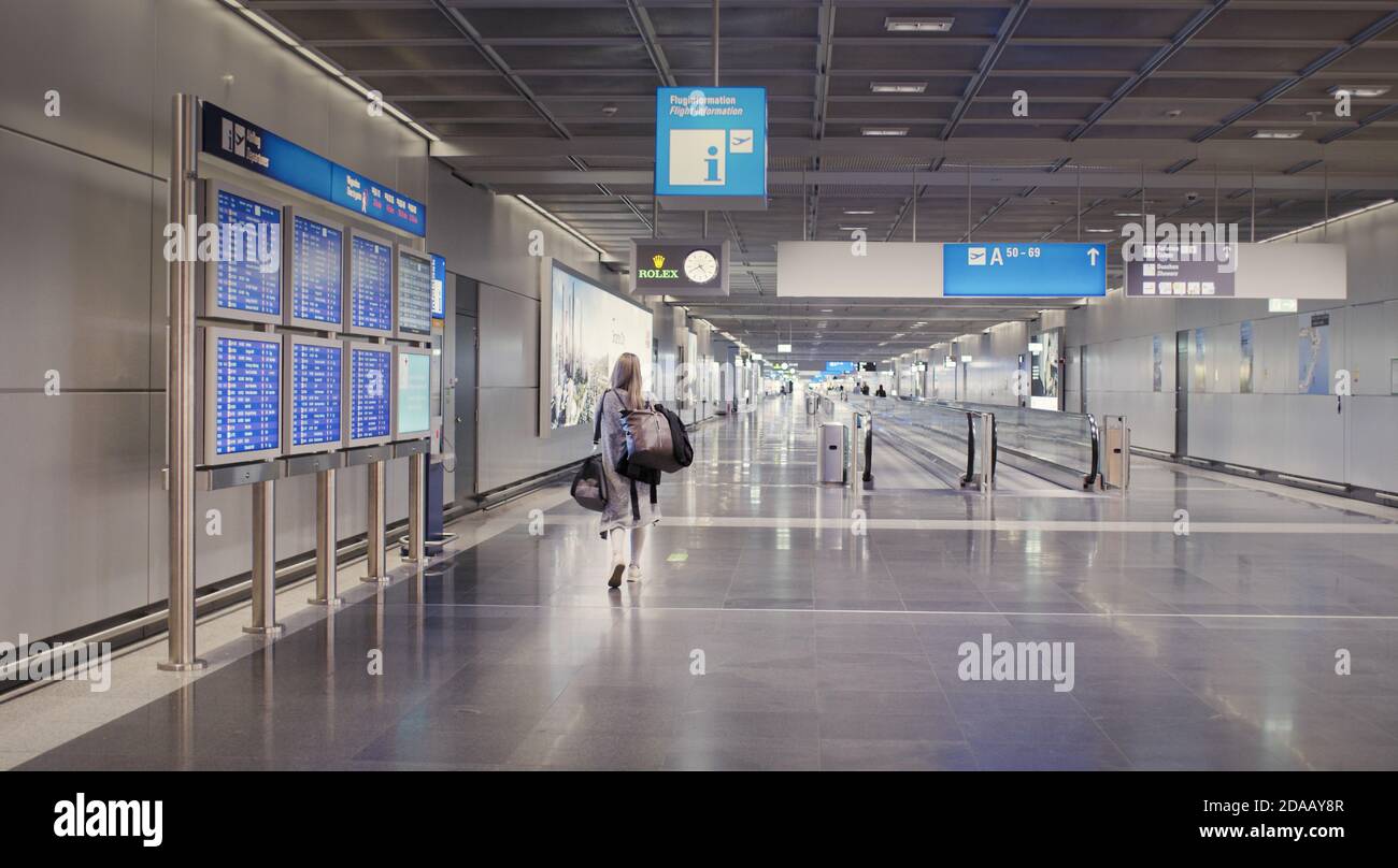 Frankfurt, Hessen/Deutschland - 2. November 2020: Der Flughafen Frankfurt am Main ist ein großer internationaler Flughafen und im Vergleich zum Vorjahr fast leer Stockfoto