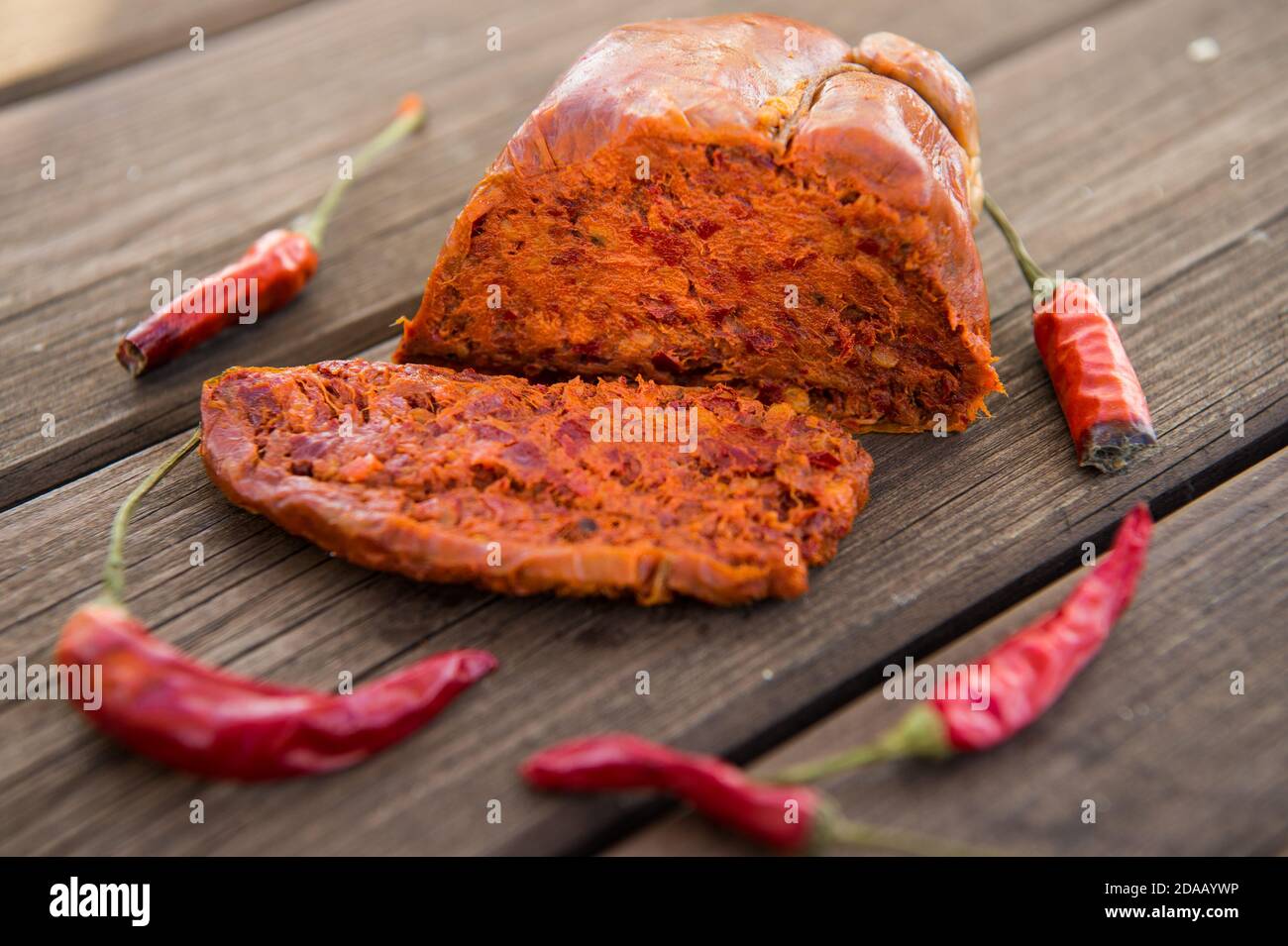 Würzige Salami genannt nduja typisch für die Küche der Kalabrien in Italien Stockfoto