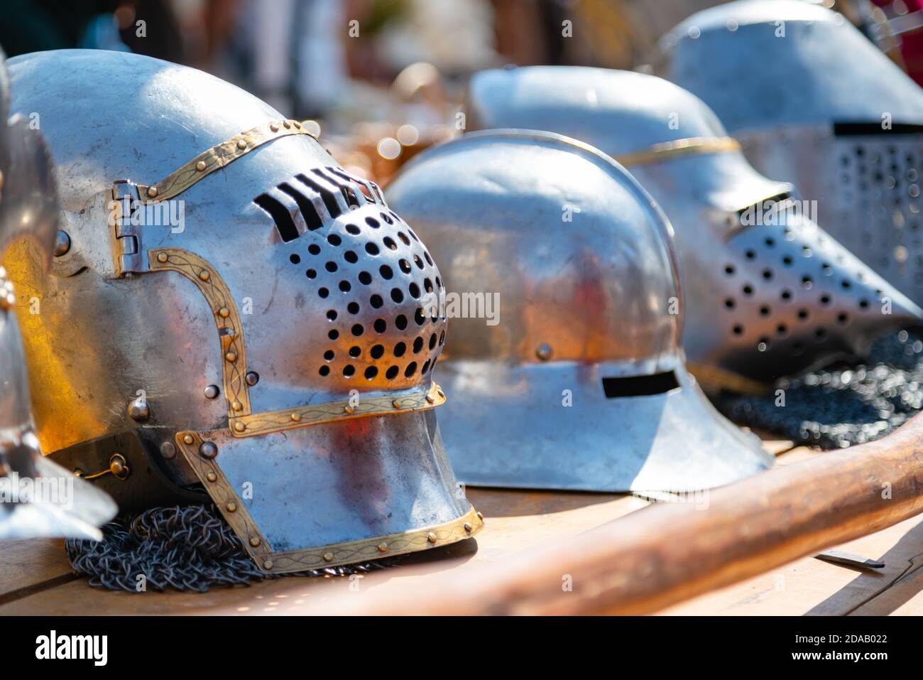 Nahaufnahme der mittelalterlichen Rüstung des Ritters. Historische Panzerung in Kampfschlachten verwendet. Stockfoto