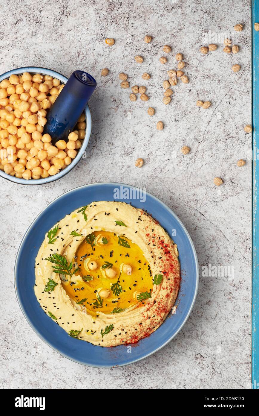 Hummus gekrönt mit ganzen Kichererbsen, Olivenöl und Paprika, typisch für die nahöstliche Küche. Stockfoto