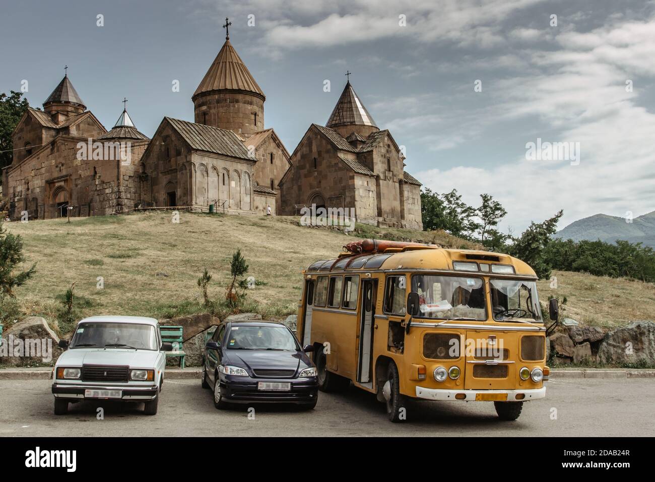 Goschawank Kloster, Armenien-27. Juli 2019. Armenisches Kloster aus dem 13. Jahrhundert, umgeben von Dorfhäusern. Es liegt im geschützten Gebiet von Dilijan Stockfoto