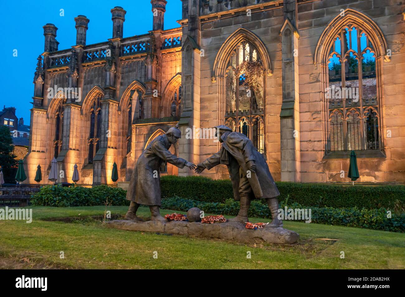 Die Statue „All Together now“ von Andy Edwards, die an den Weihnachtstag 1914 erinnert, steht auf dem Gelände der St. Luke's Church in Liverpool, England, Großbritannien Stockfoto