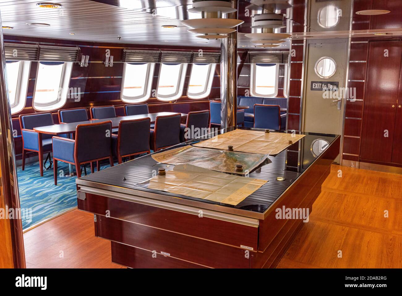 Die Kartentabelle im Kartenraum auf der M/S National Geographic Explorer, einem kleinen Kreuzfahrtschiff, das von Lindblad Expeditions betrieben wird. Stockfoto