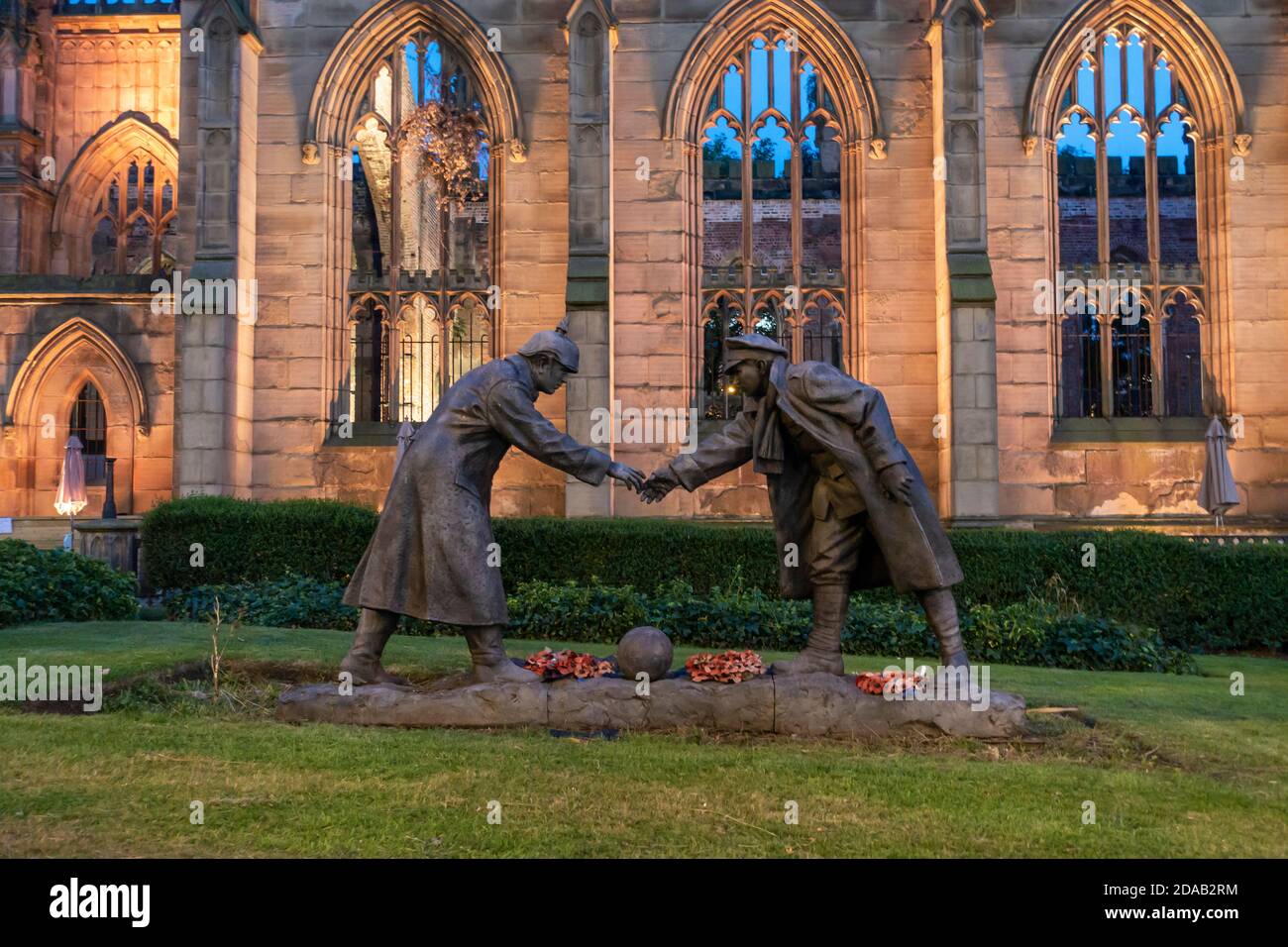 Die Statue „All Together now“ von Andy Edwards, die an den Weihnachtstag 1914 erinnert, steht auf dem Gelände der St. Luke's Church in Liverpool, England, Großbritannien Stockfoto