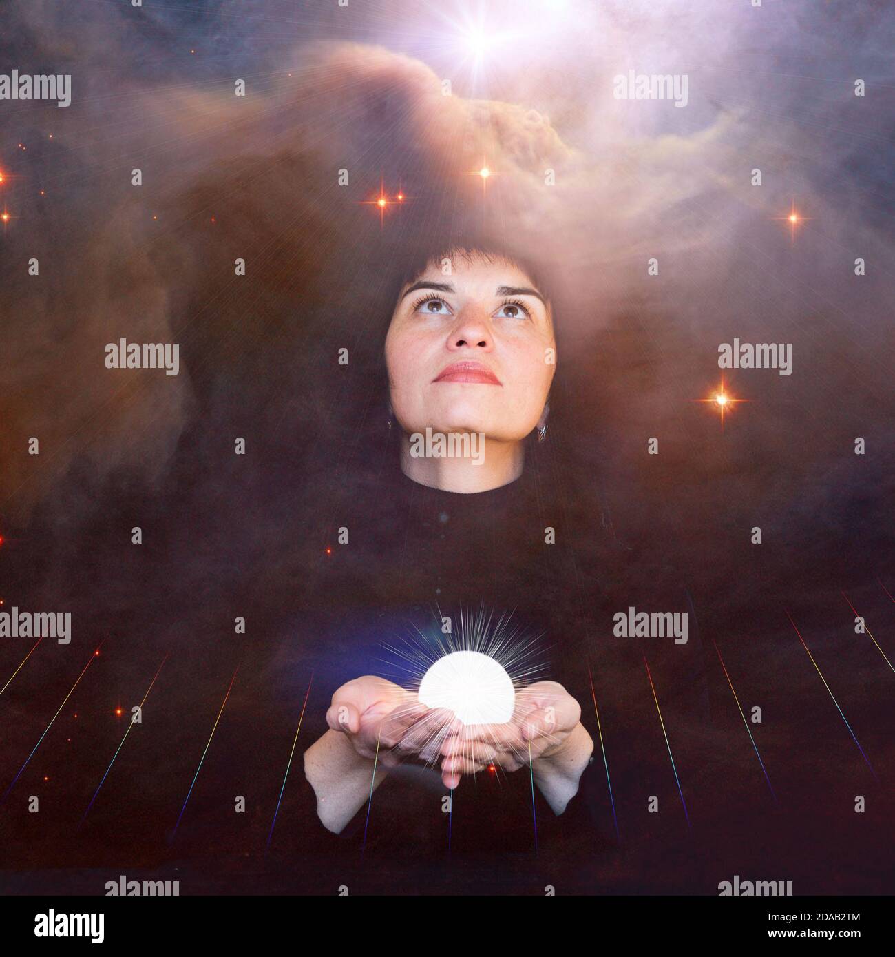 Ein Mädchen in schwarzer Kleidung hält einen glänzenden Ball in den Händen und blickt auf den dramatischen Himmel. Das Konzept der paranormalen Fähigkeiten, Hellsehen, Mystik. Elemente dieses Bildes, die von der NASA eingerichtet wurden. Stockfoto
