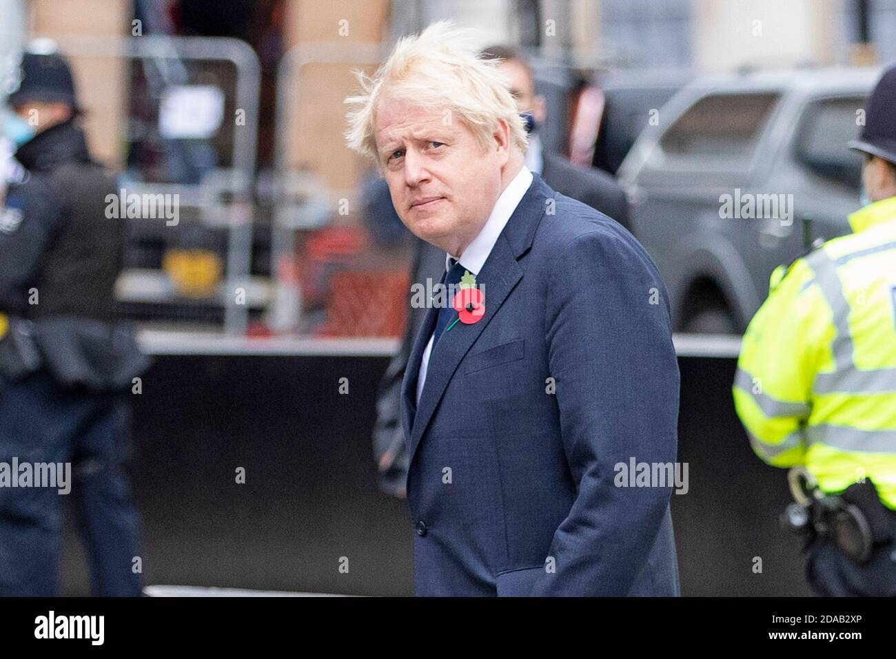 Premierminister Boris Johnson geht von Westminster Abbey zu Gesicht Sir Kier Starmer bei PMQ’s, nachdem er ihm seinen Respekt gezollt hat Die Gefallenen am 11. Von No Stockfoto