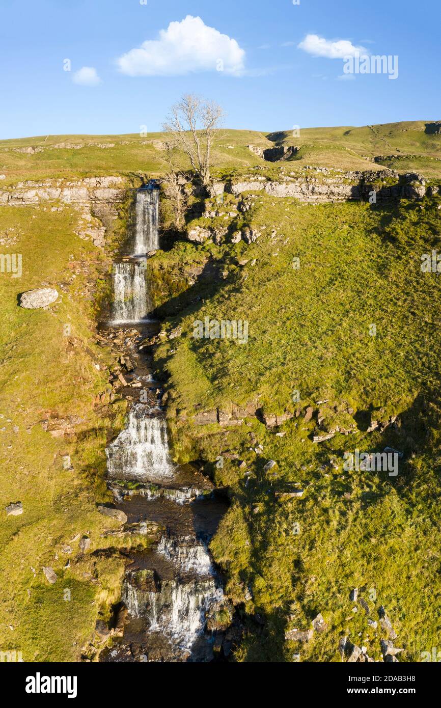 cray fällt in wharfedale yorkshire an sonnigen Tag mit blau Bild der Sky Drohne Stockfoto