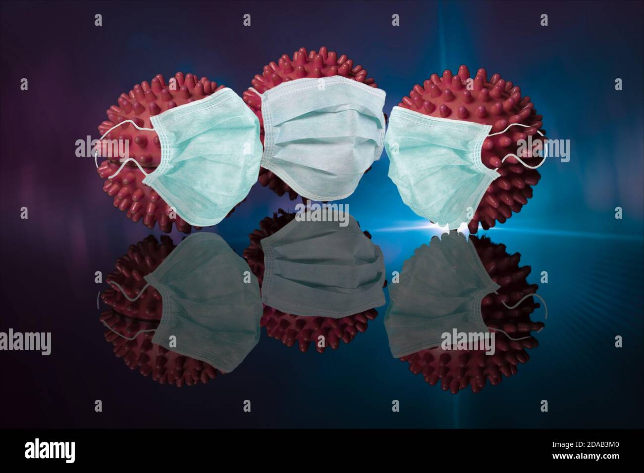 COVID-19. Bild von Viren als stachelige rote Gummimassagebälle in Masken, mit Lichtstrahlen und Reflexionen in einem Spiegel. Soziale Distanz und geschütztes Co Stockfoto