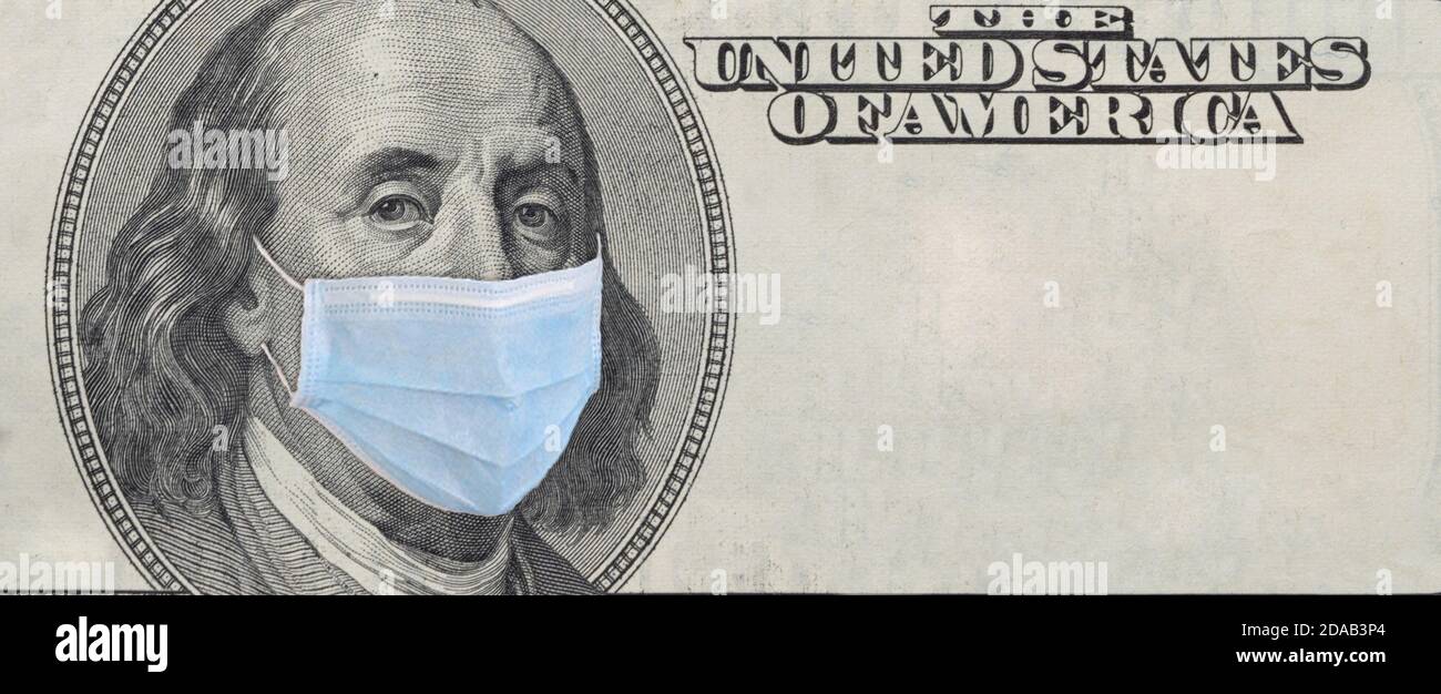 Benjamin Franklin in einer Maske auf einer 100-Dollar-Rechnung mit Kopierfläche auf einem schwarzen Papier für Ihren Text. Konzept der Verhinderung von Geld aus der Krise. Stockfoto