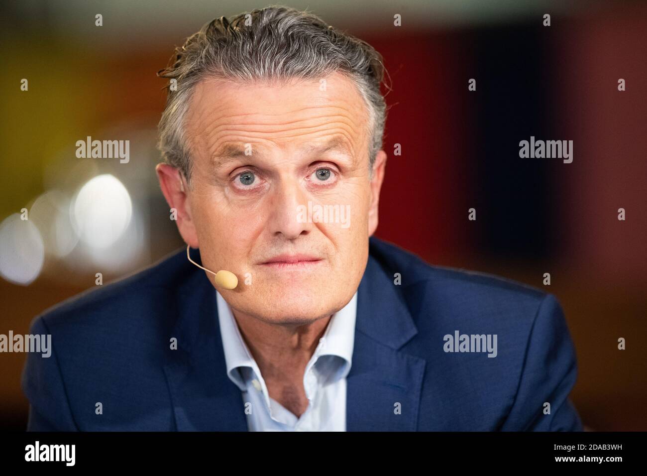 Fellbach, Deutschland. November 2020. Frank Nopper (CDU), Kandidat für die Wahl des Oberbürgermeisters in Stuttgart, steht vor dem Akademiegespräch an einem Tresen. (To dpa: 'Kein Linksbündnis vor der Stuttgarter Bürgermeisterwahl in Sicht') Quelle: Tom Weller/dpa/Alamy Live News Stockfoto