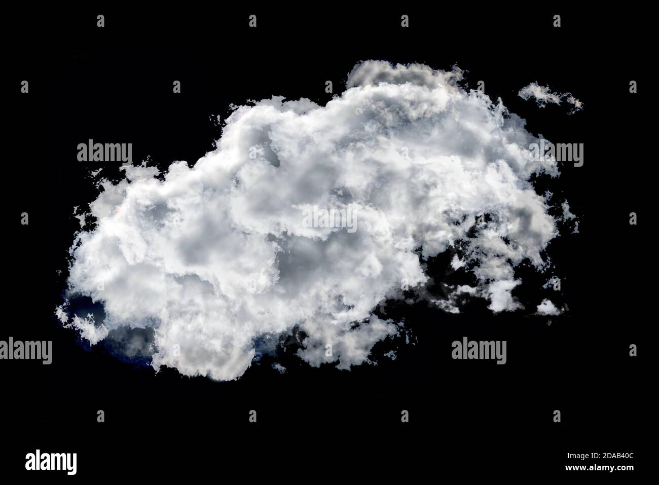 Einzelne weiße dramatische Wolke isoliert auf schwarzem Hintergrund. Verwenden Sie es im Modus „Aufhellen“ auf dem Bild, um eine perfekte Ergänzung zu erhalten. Stockfoto