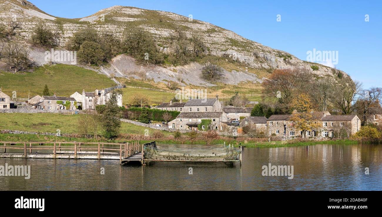 kilnsey Kletterdorf und Angelsee in wharfedale North yorkshire An sonnigen Tag Stockfoto