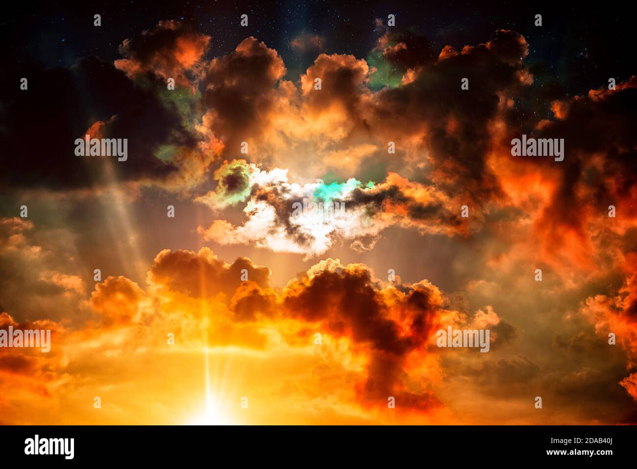 Tag kommt nach Nacht. Farbenfroher Sonnenuntergang, Sonnenaufgang. Majestätische Wolken am Himmel und Lichtstrahlen. Stockfoto