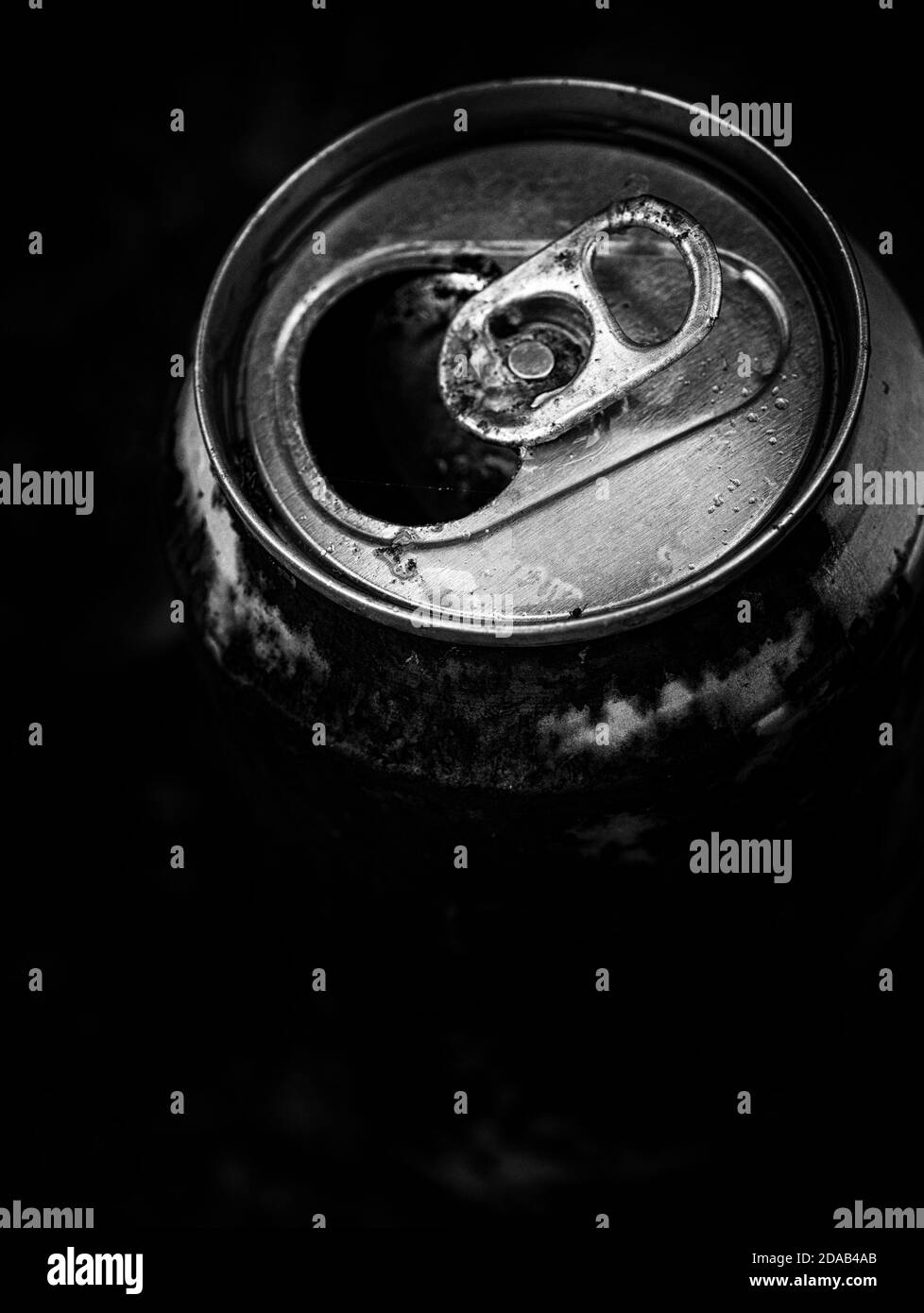 Alte Bierkälte mit Wassertropfen Stockfoto