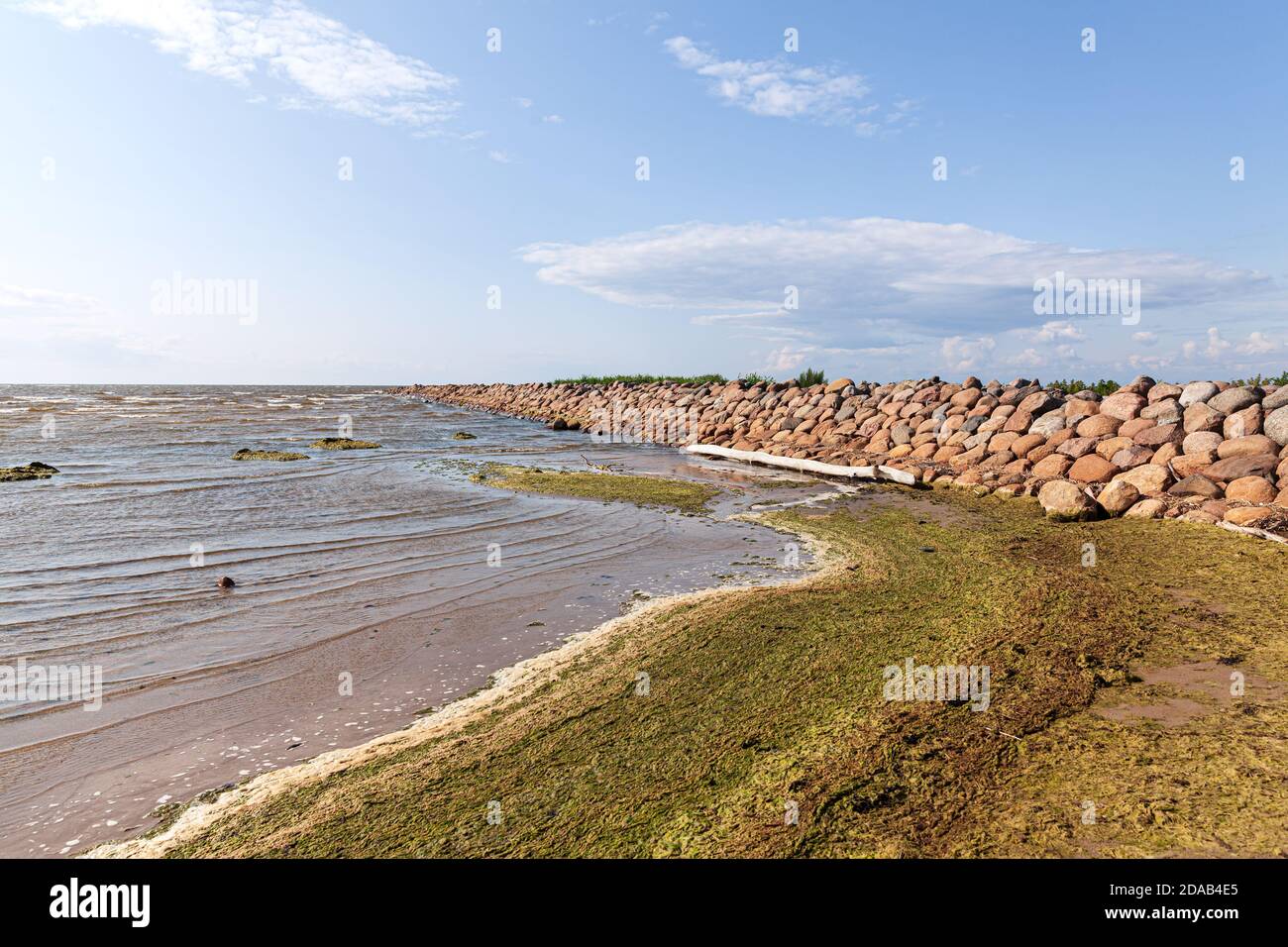 Blick auf die alte Kopfsteinpflasterpier in Ainazi, Lettland. Felsenpier Ainazi in der Ostsee, die Lettland und Estland trennt Stockfoto