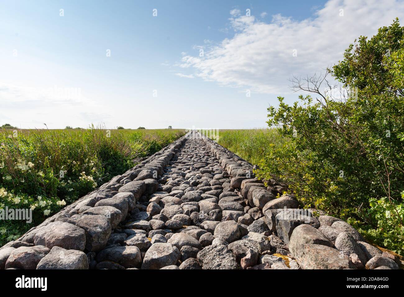 Blick auf die alte Kopfsteinpflasterpier in Ainazi, Lettland. Felsenpier Ainazi in der Ostsee, die Lettland und Estland trennt Stockfoto