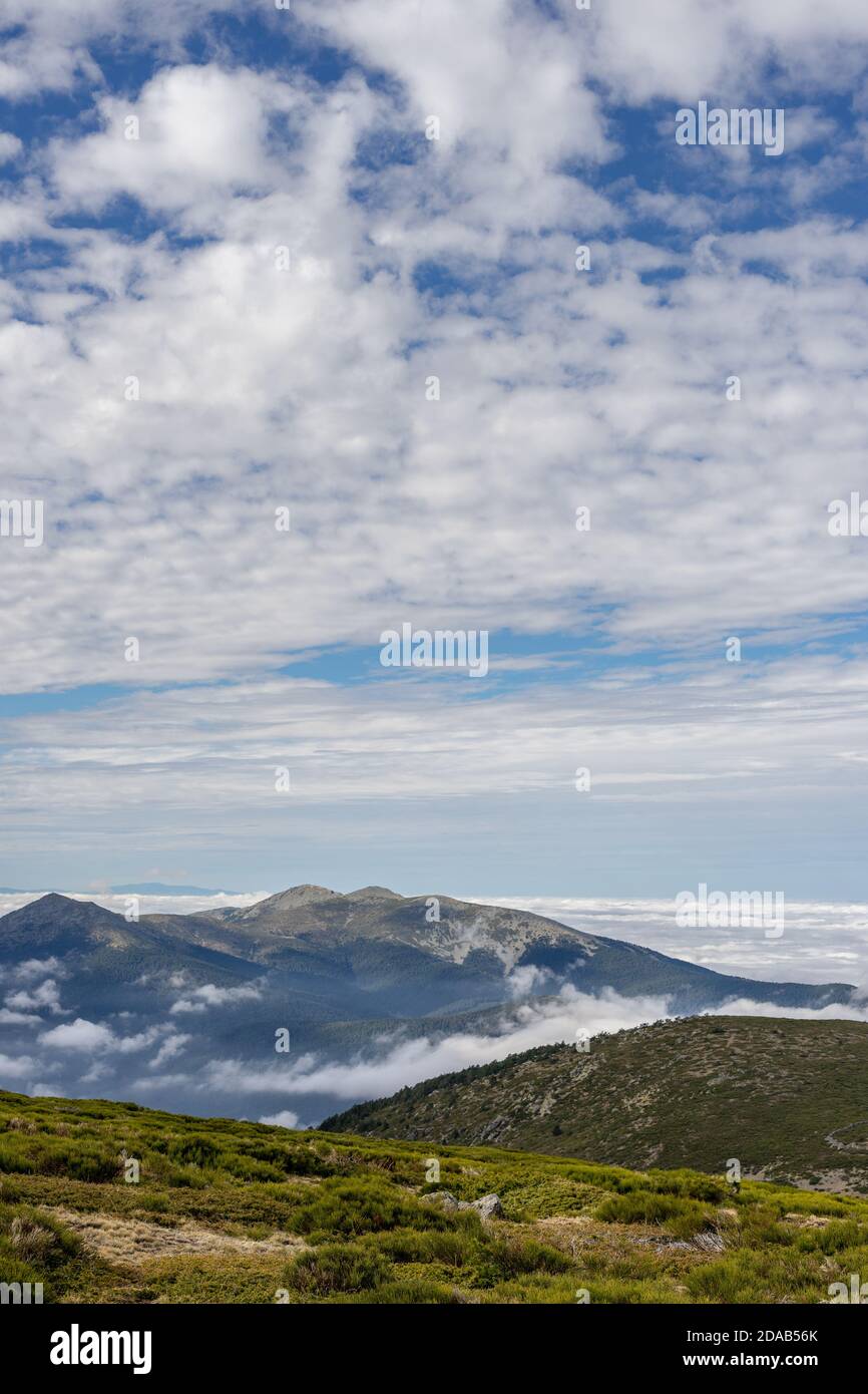 Schönes Wolkenmeer von einem Berg an einem sonnigen Tag. Niedrige Wolken in der Sierra de Guadarrama, Madrid. Stockfoto