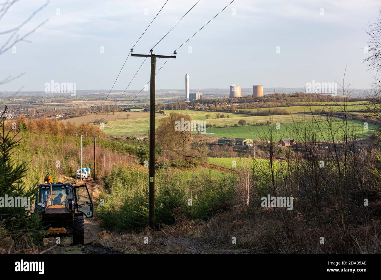 Rugeley Kraftwerk in Staffordshire am Horizont mit Elektrizität Power Workers im Vordergrund am Rand von Cannock Jagen Stockfoto