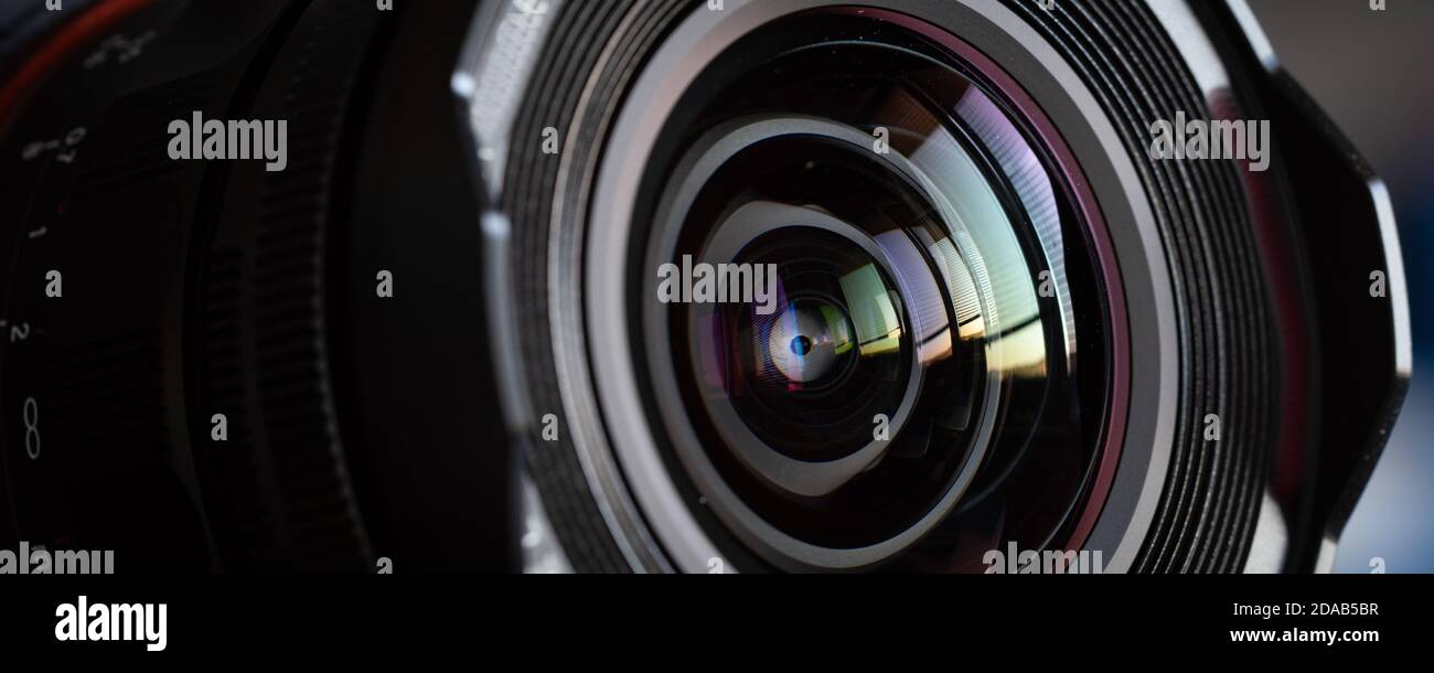 Nahaufnahme-Kameraobjektiv mit Farbreflexionen Stockfoto