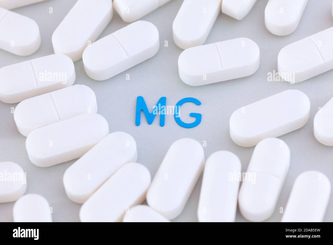 Magnesium Pillen um das Symbol mg. Nahaufnahme. Stockfoto
