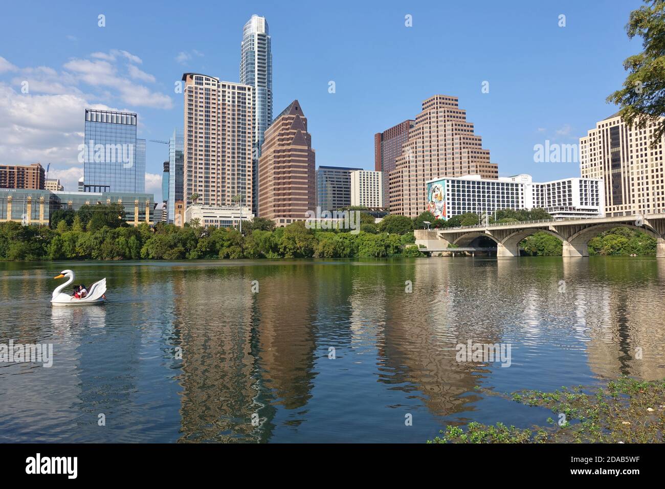 AUSTIN, TX -18 SEP 2020- Blick auf Schwanenradboote auf dem Lady Bird Lake in der Innenstadt von Austin, Texas, USA. Stockfoto