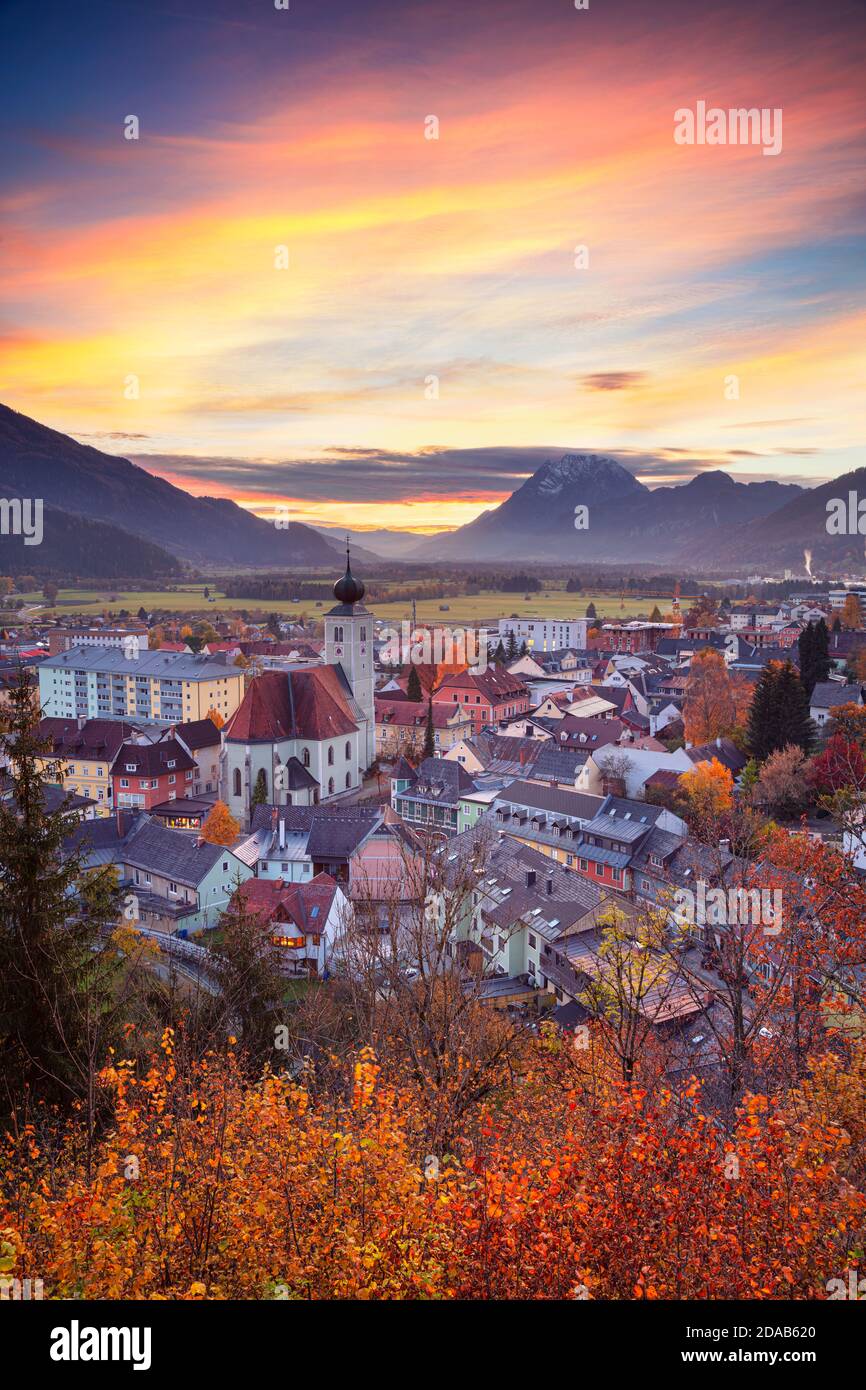 Liezen, Österreich. Stadtbild von Liezen, Österreich bei schönem Herbstuntergang. Stockfoto