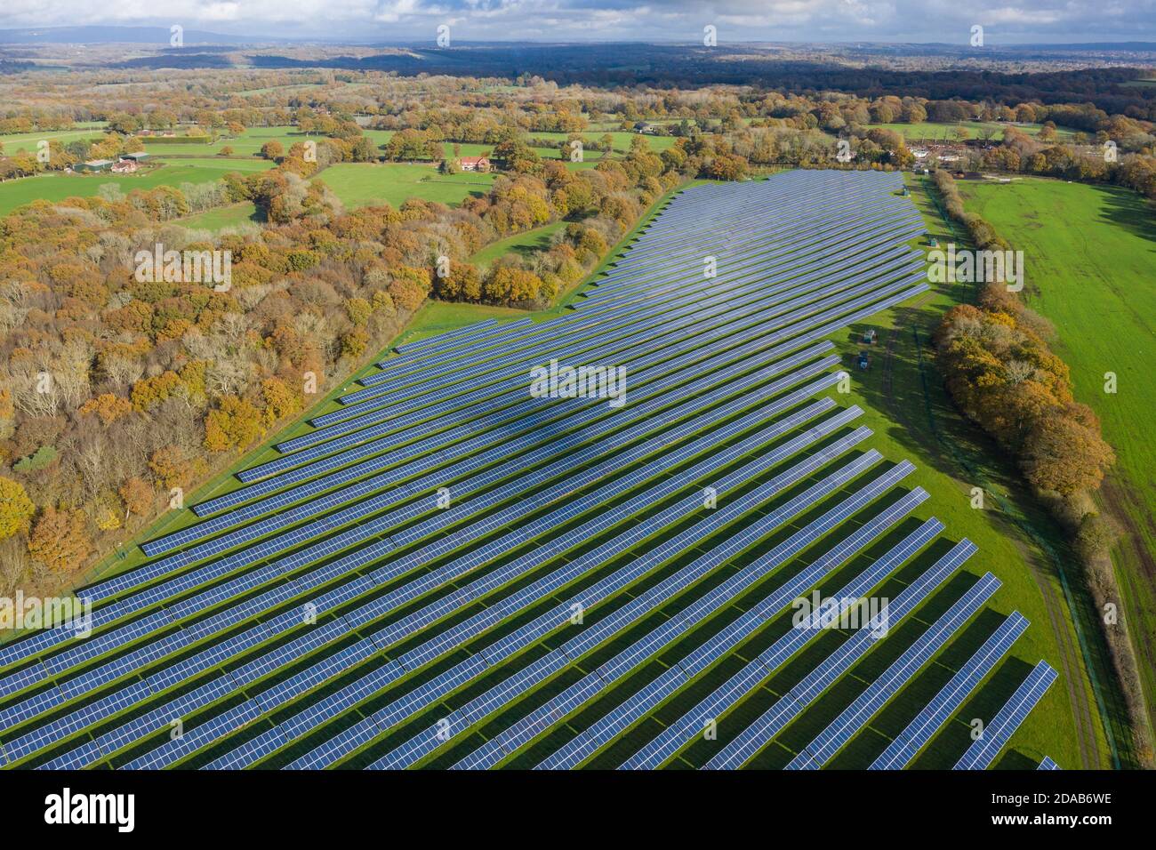 Luftaufnahme von Sonnenkollektoren an einem sonnigen Tag, saubere erneuerbare Energie West Sussex Stockfoto