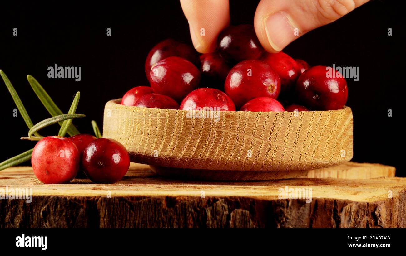 Frische reife Preiselbeeren in Holzschüssel. Stockfoto